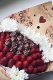 Букет клубника в шоколаде с цветами