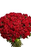 Красные кустовые розы букет