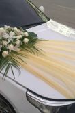 Оформление машины на свадьбу цветами