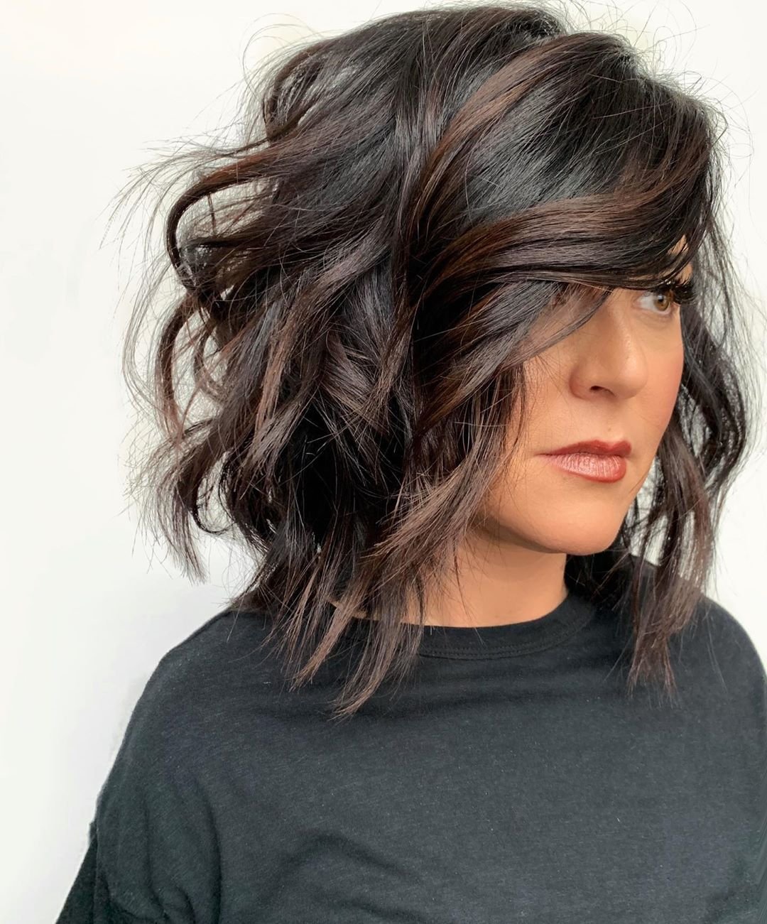 Стрижка каре лесенкой на средние волосы с челкой