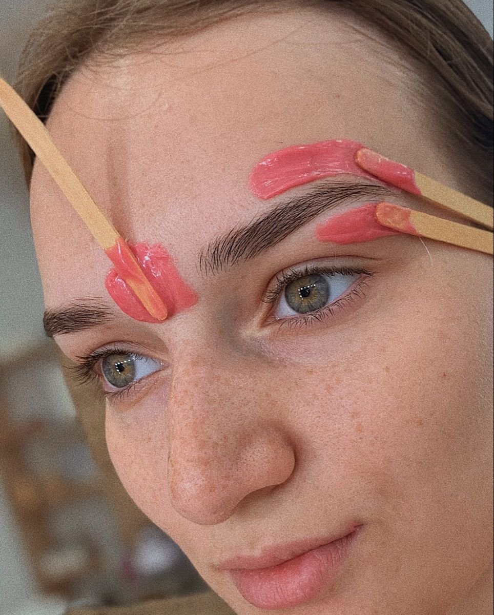 Оформление бровей воском