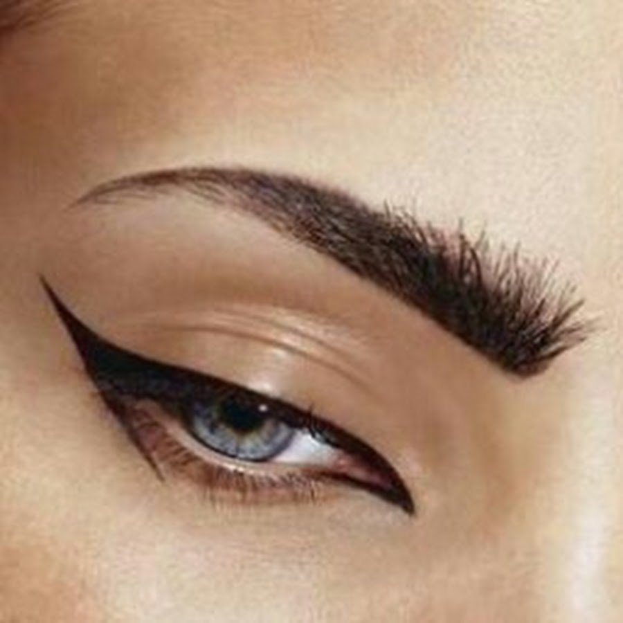 Брови на переносице