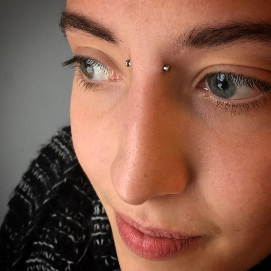 Брови растут вверх