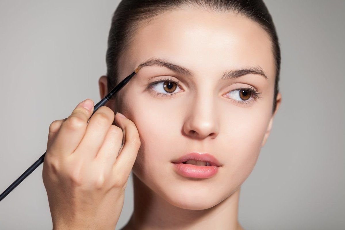 Пирсинг над верхней губой Монро