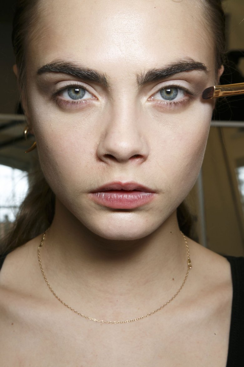 Кара Делевинь брови ужас