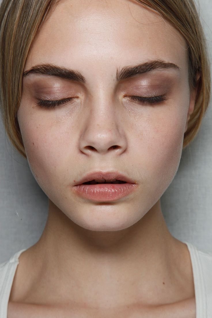 Кара Делевинь лицо