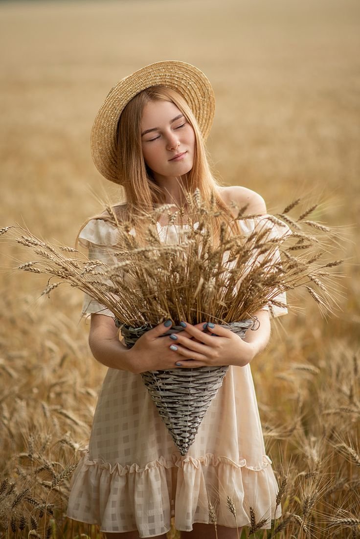 Девушка в пшеничном поле