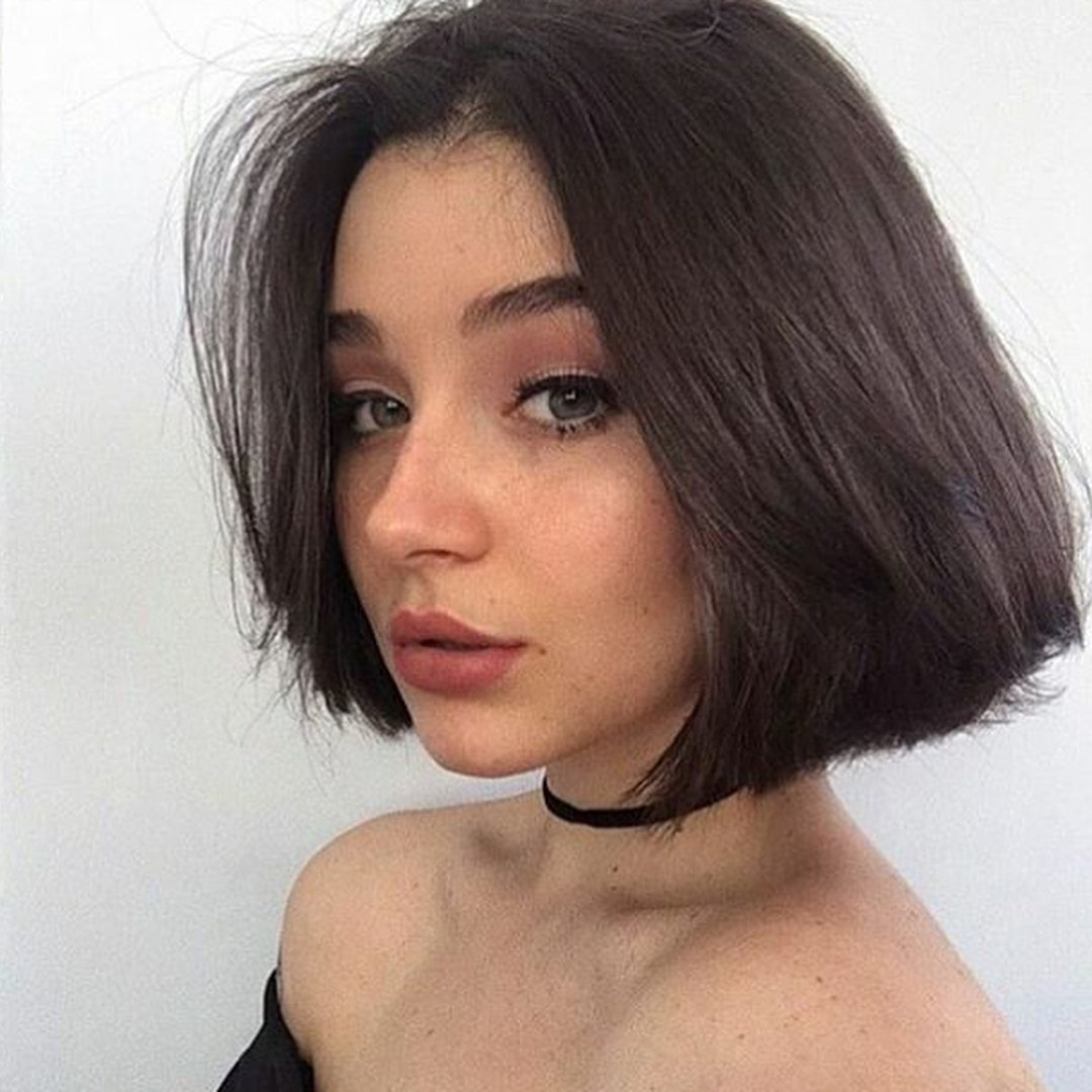 Длинное черное каре с челкой