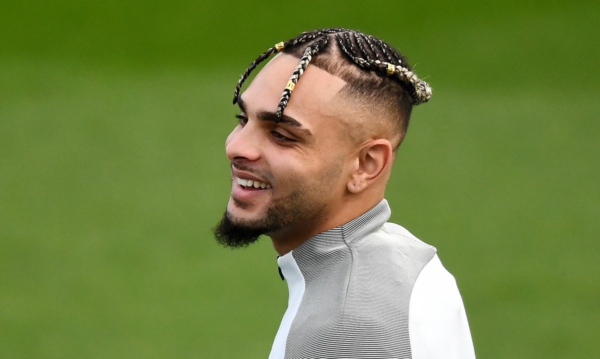 Футболисты с необычными прическами