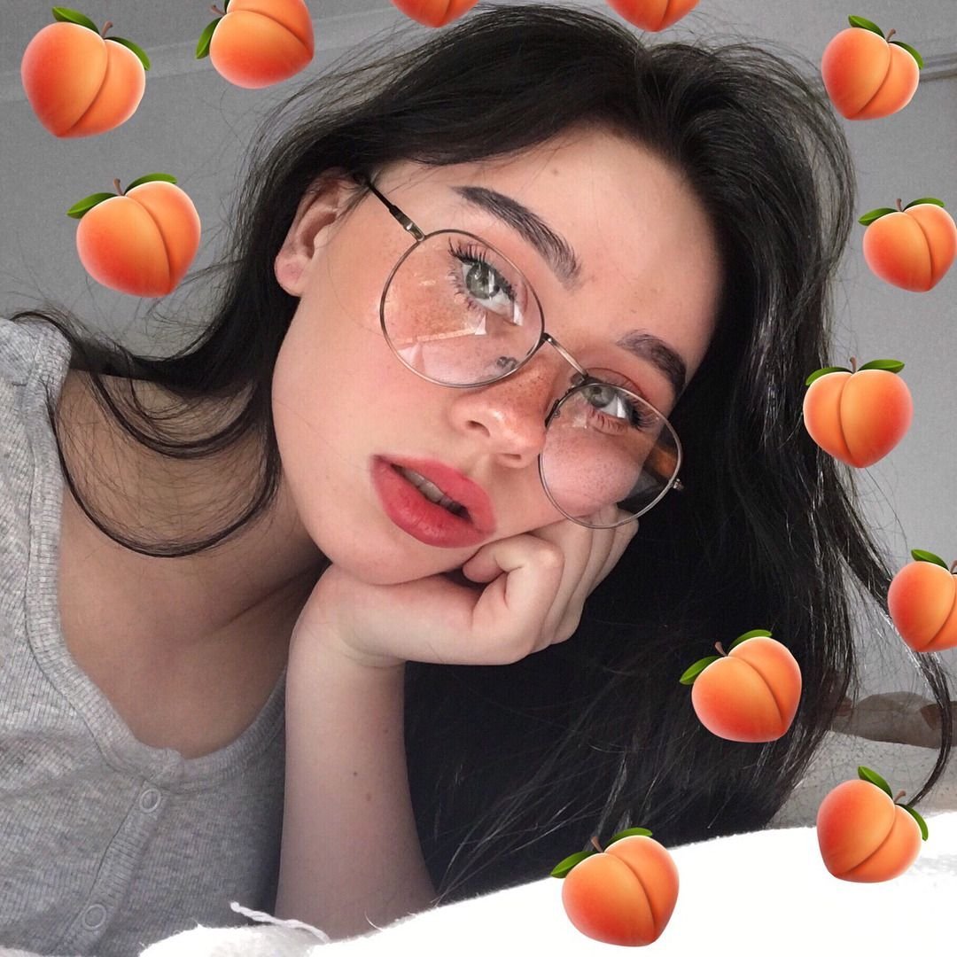 Девушка в очках и с персиками