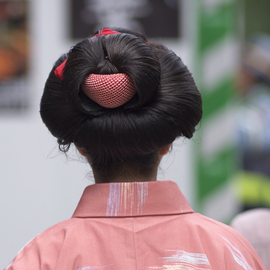 Момоварэ прическа