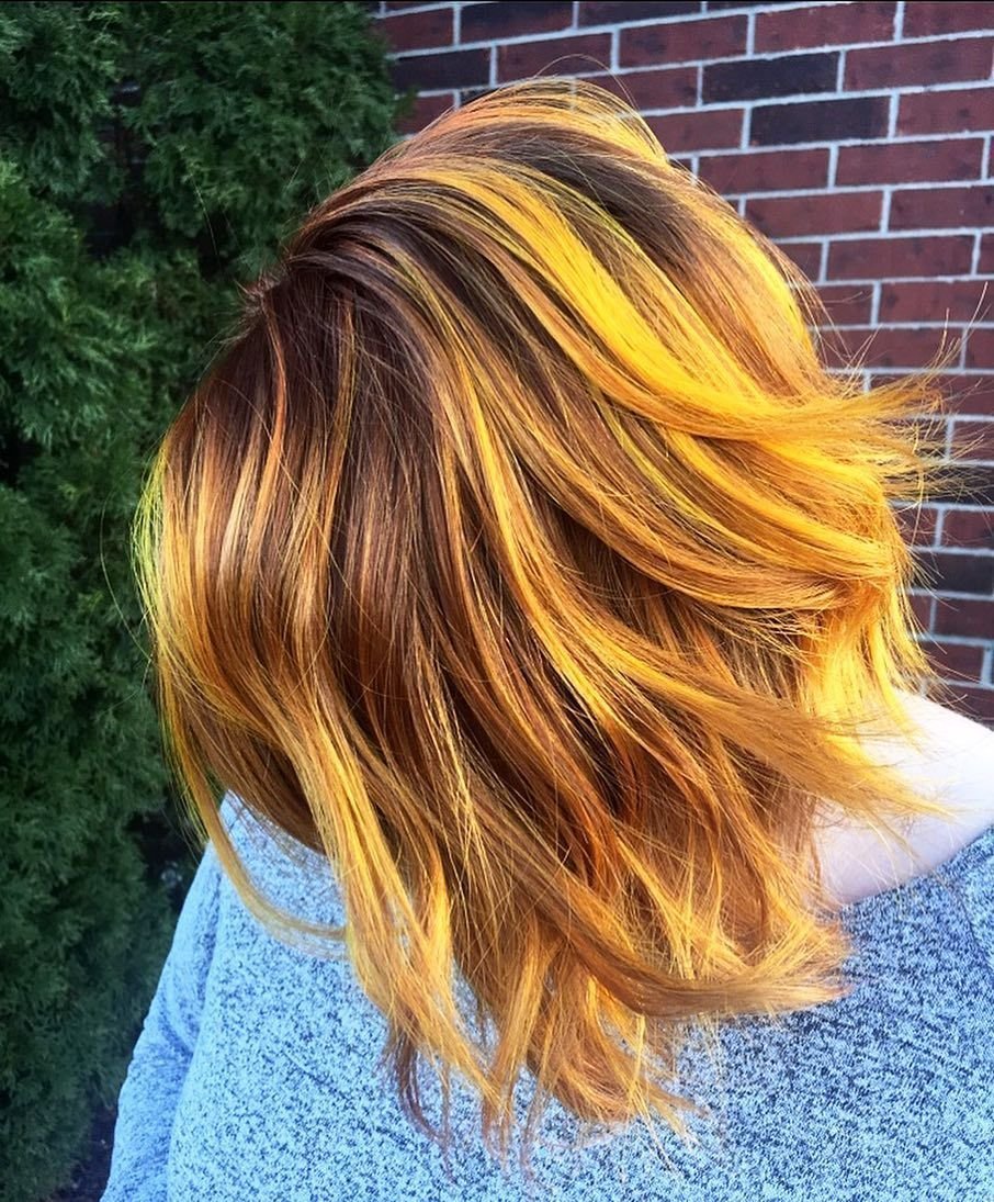 Желтые пряди на русых волосах