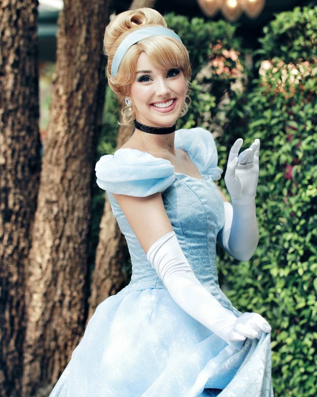 Брюнетка в длинном платье со спины