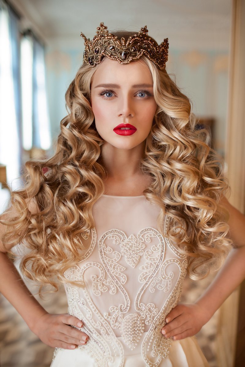 Девушка в платье принцессы сохры