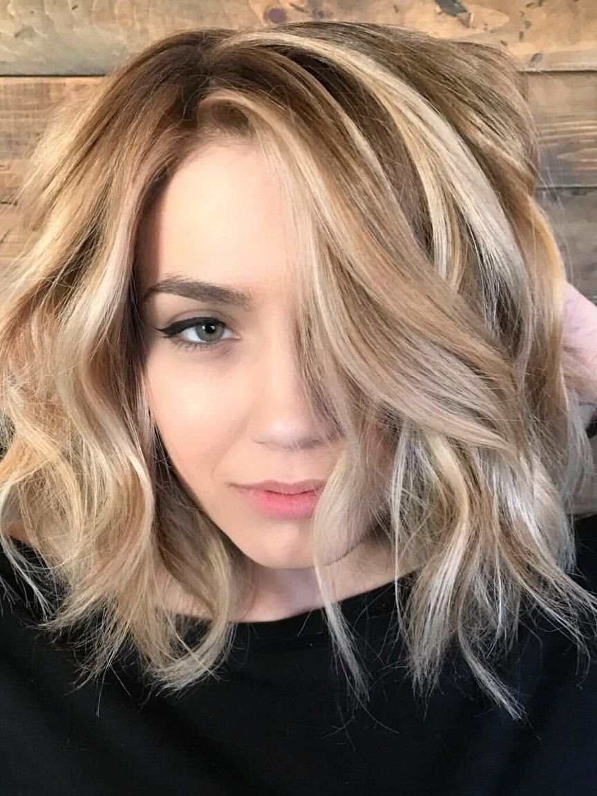 Женская стрижка Каскад на средние волосы милированная