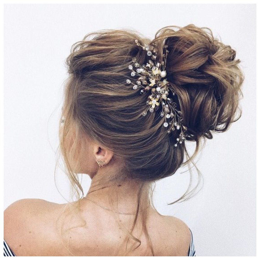 Небрежный пучок на выпускной