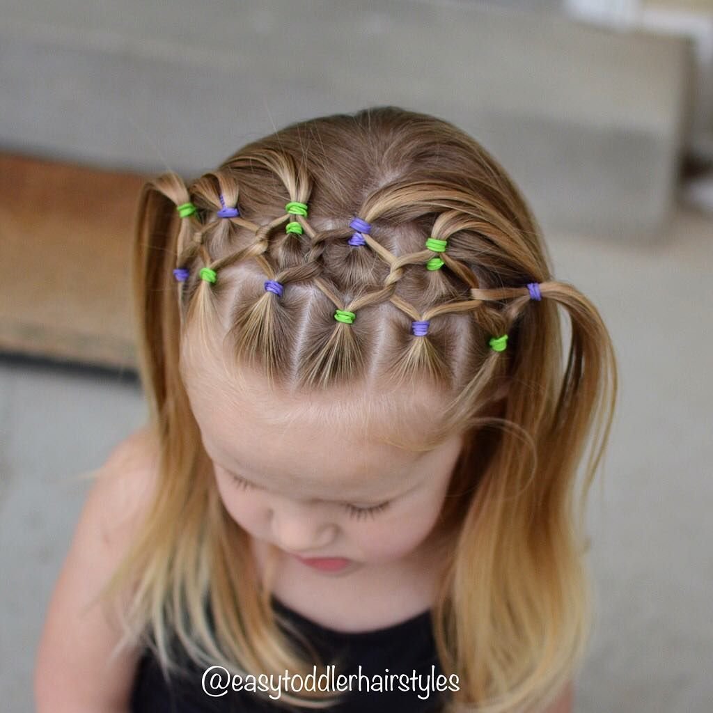 Прическа с маленькими крабиками для девочки