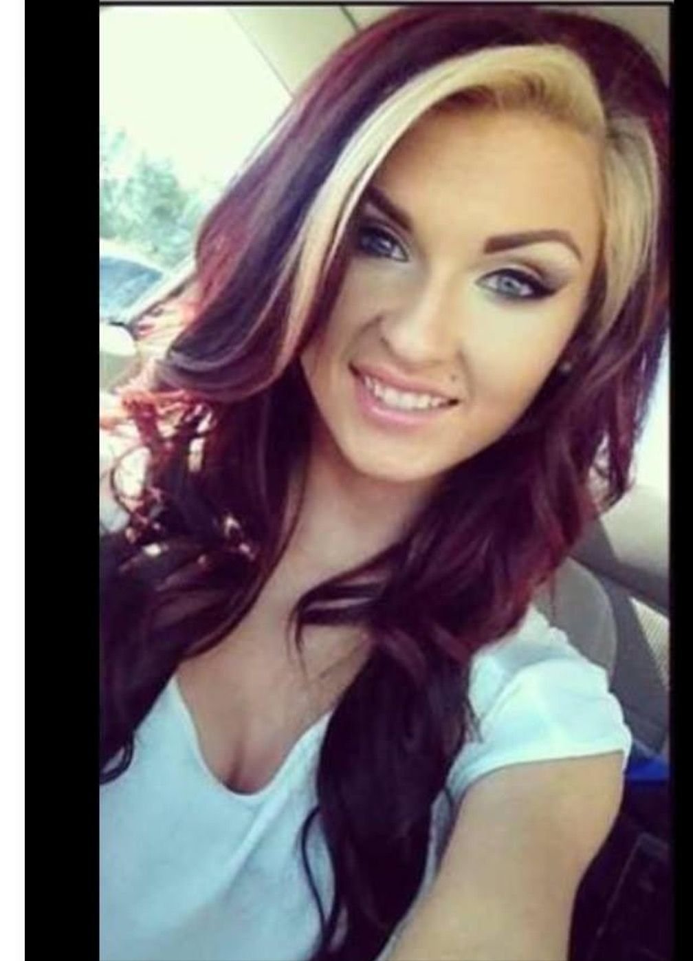 Бордовые волосы с белыми прядями