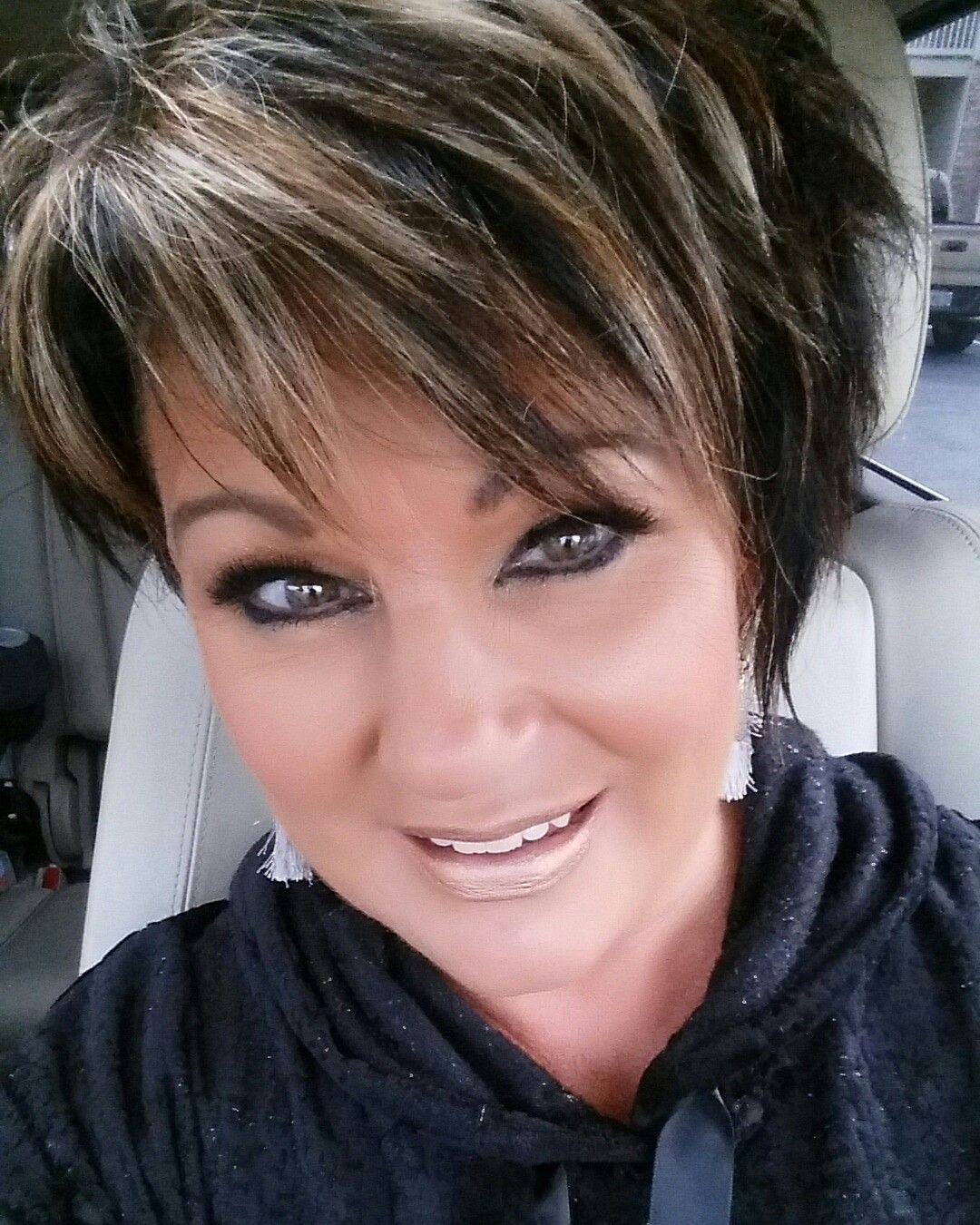 Мелирование на тёмные короткие стрижки