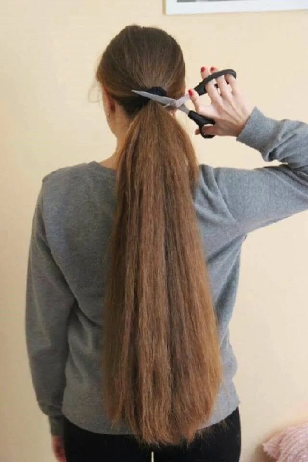 Девочка с длиной косрй