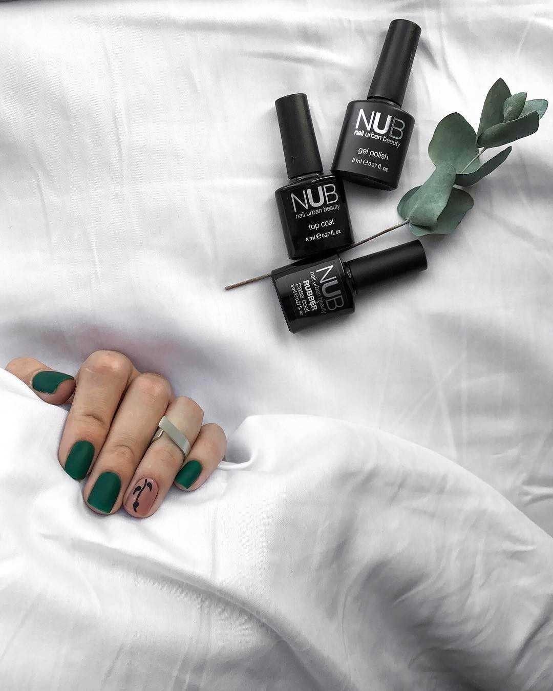 Маникюр однотонный тёмный миндаль