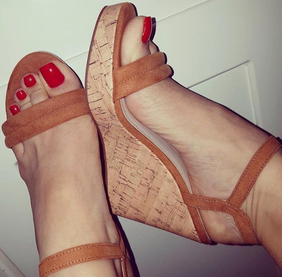 Женские ножки в сабо на танкетке