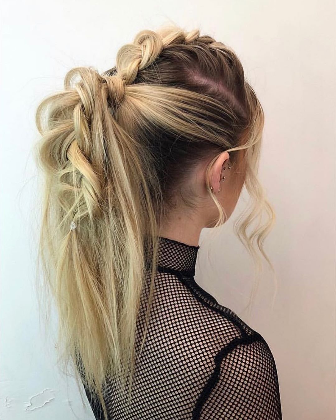 Хвост с косичкой сверху