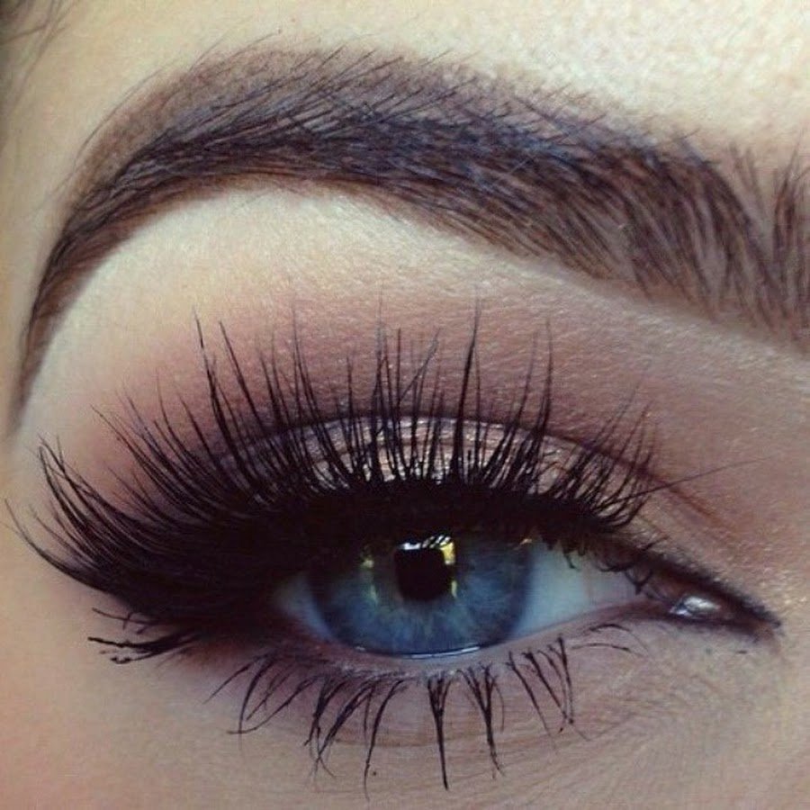 Красивые глаза с нарощенными ресницами