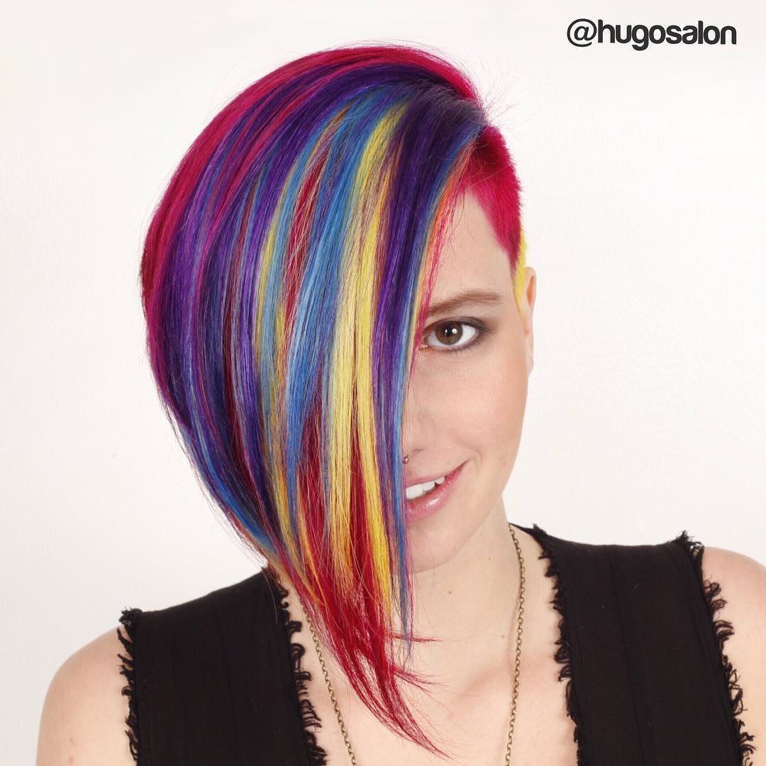 Разноцветные пряди на коротких волосах