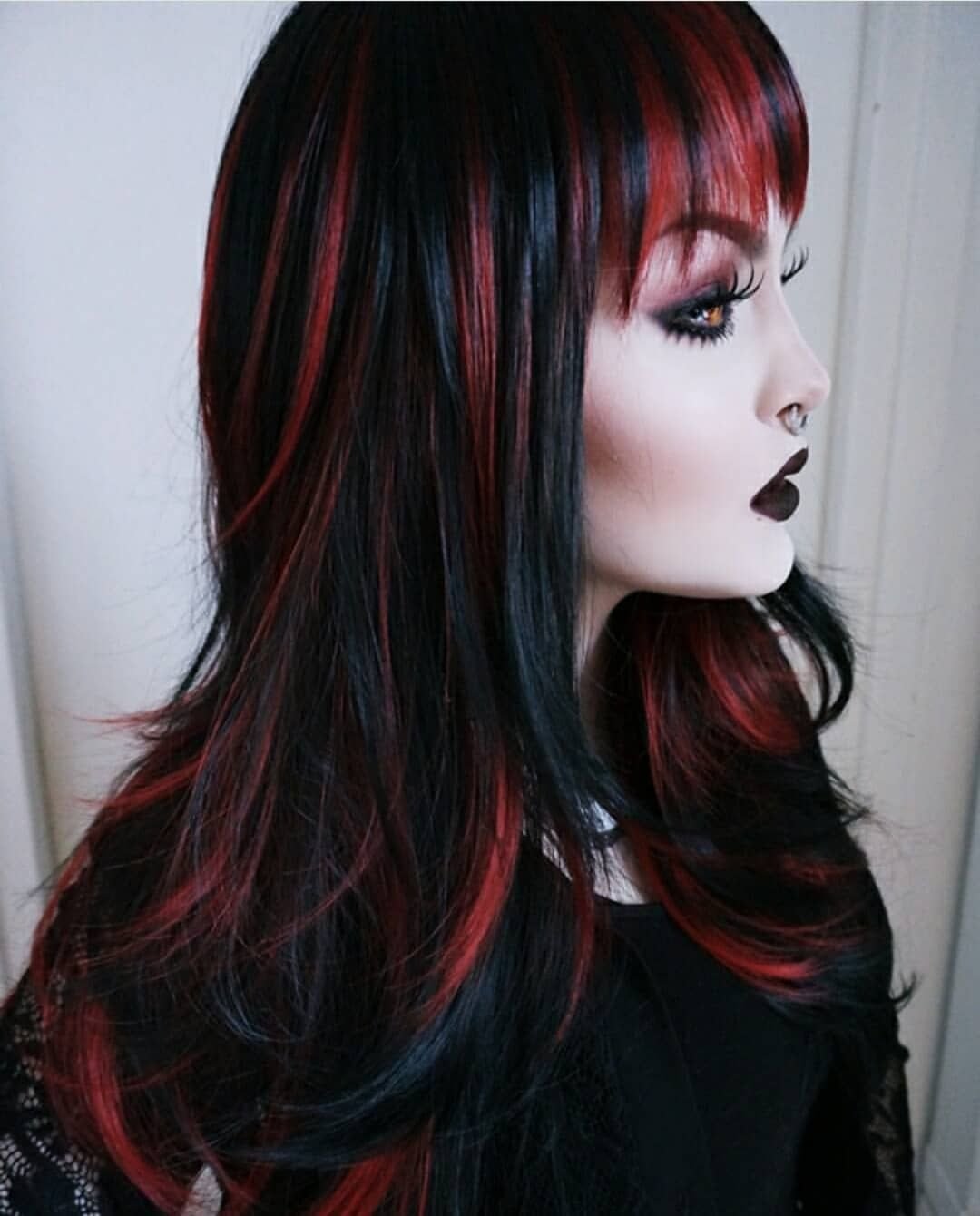 Черные волосы с красным мелированием