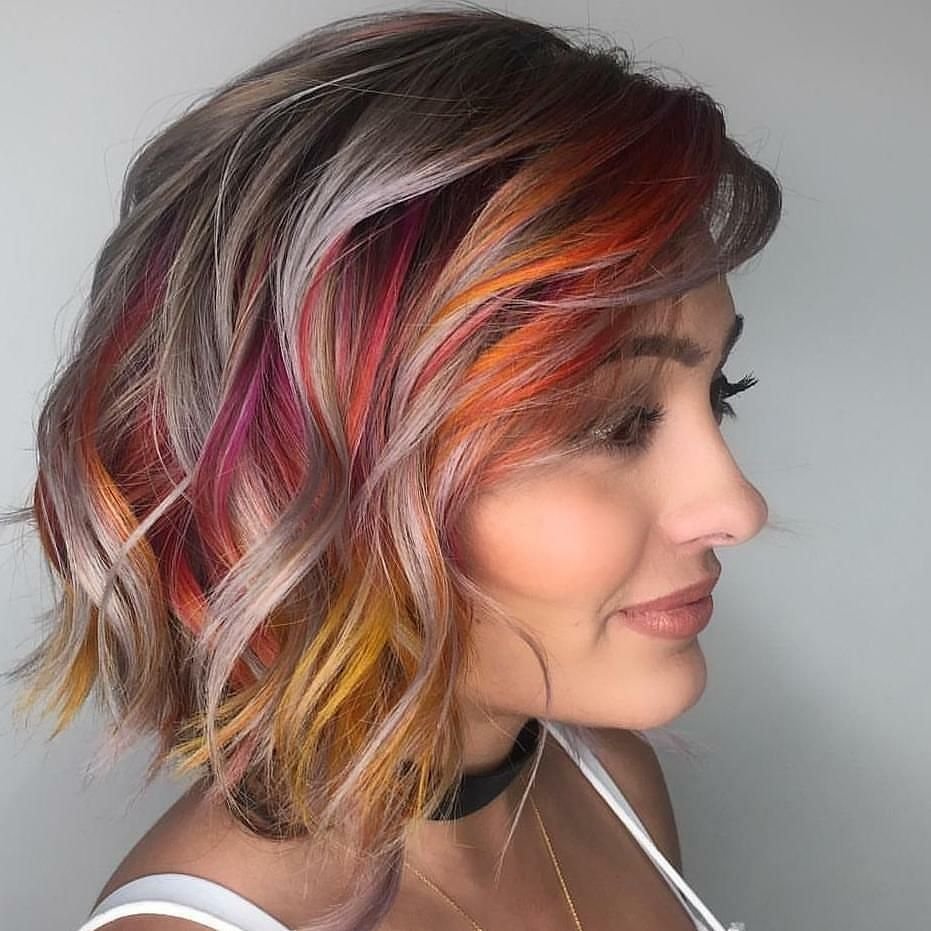 Окрашивание с яркими прядями