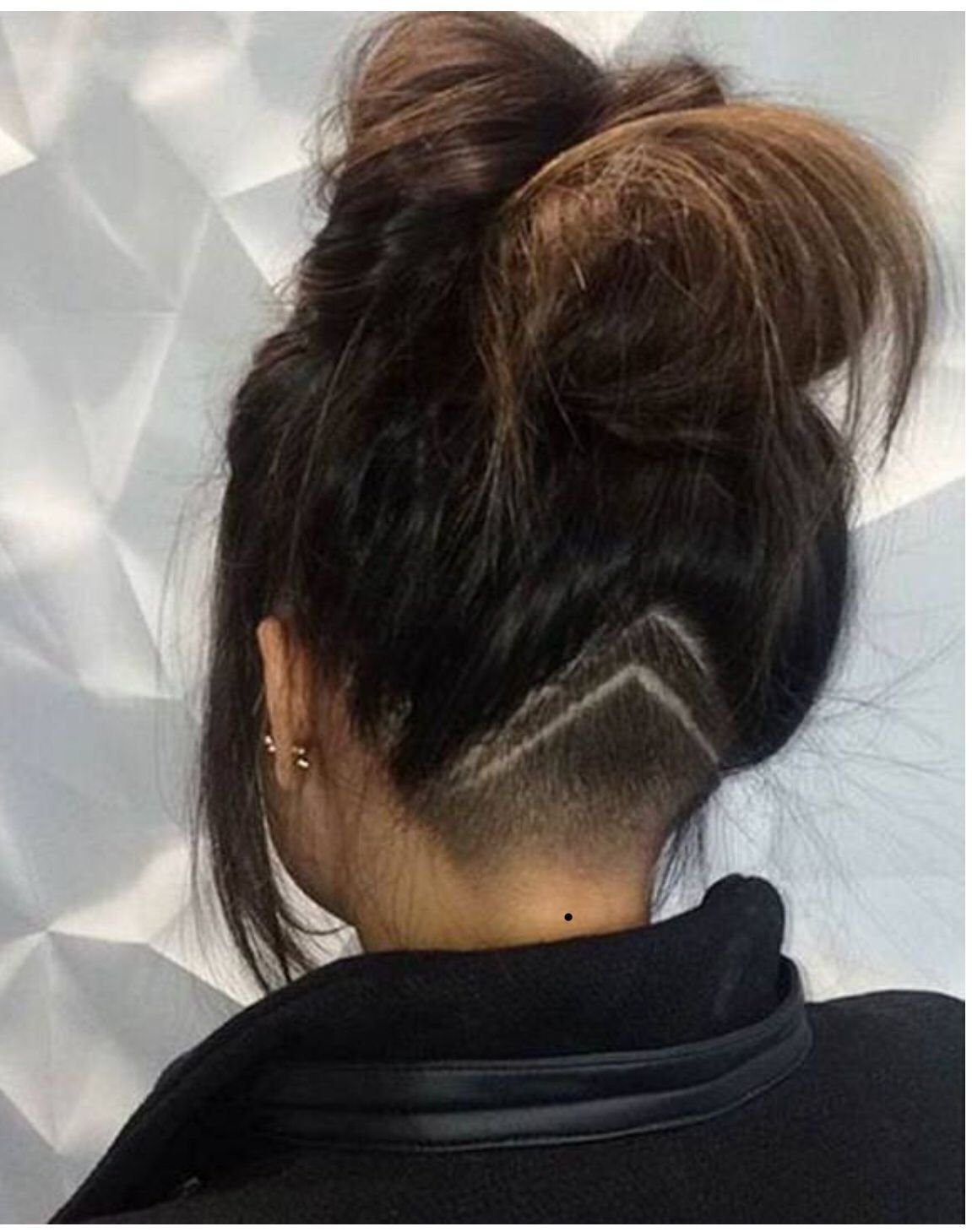 Выбритый затылок на длинные волосы