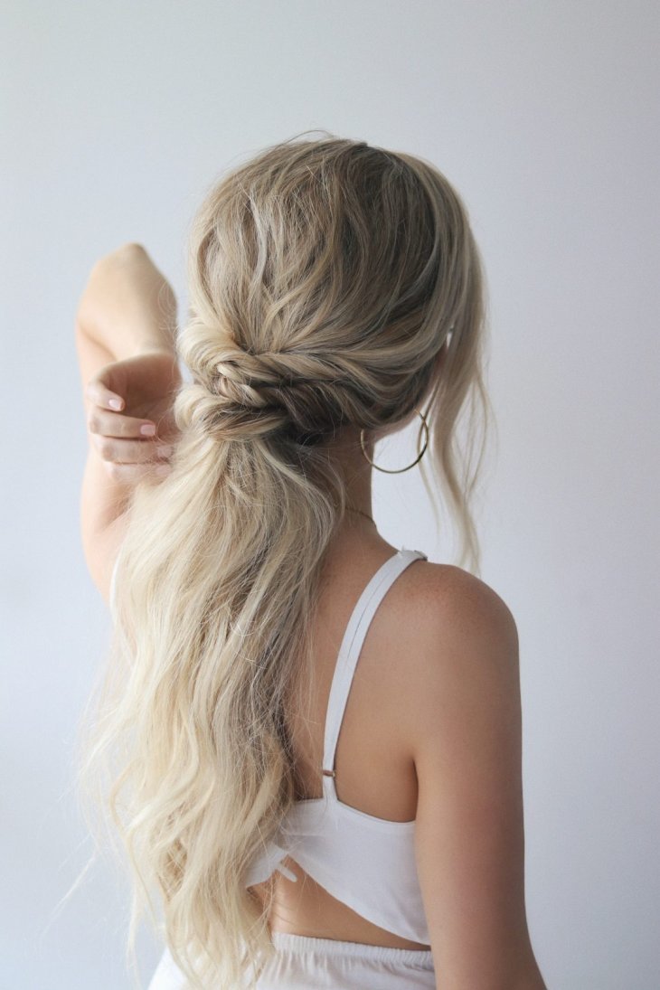 Девушка со светлыми волосами