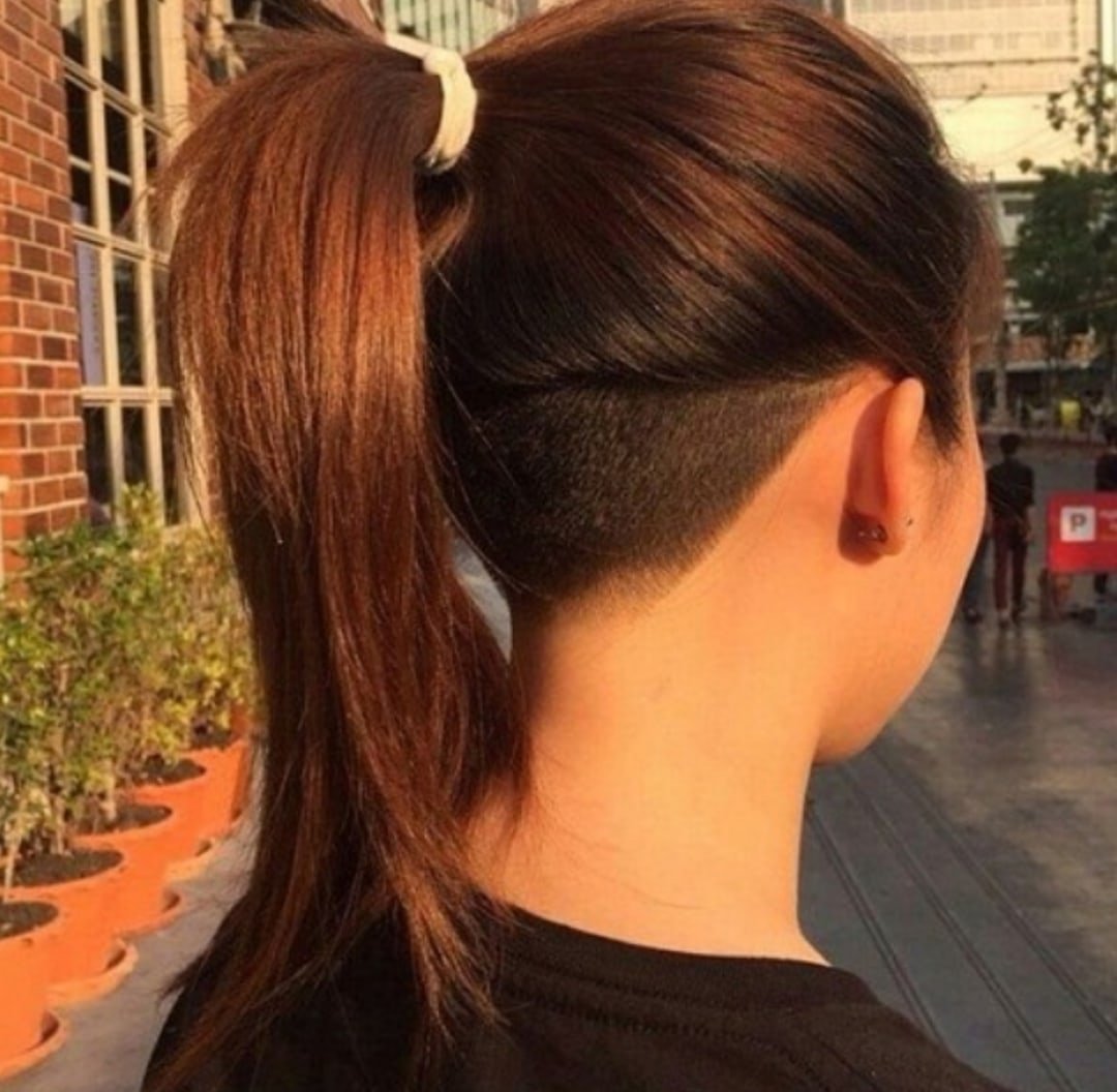 Выбритый затылок на длинные волосы