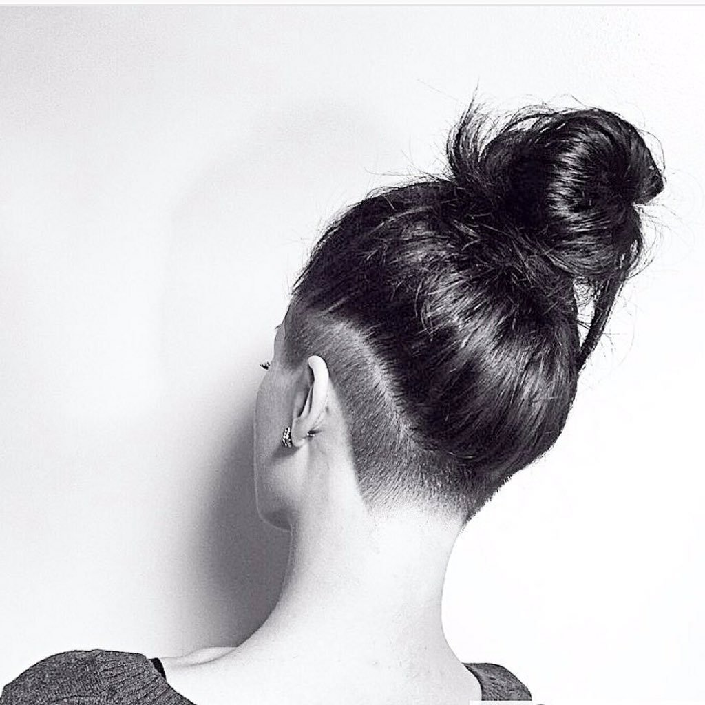 Прическа для девушек с выбритыми висками и затылком