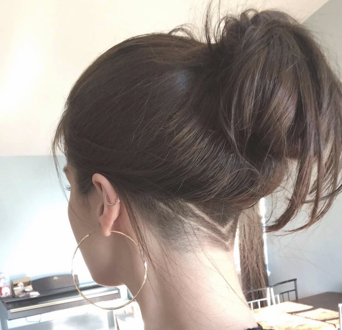 Стрижка на длинные волосы с выбритым затылком