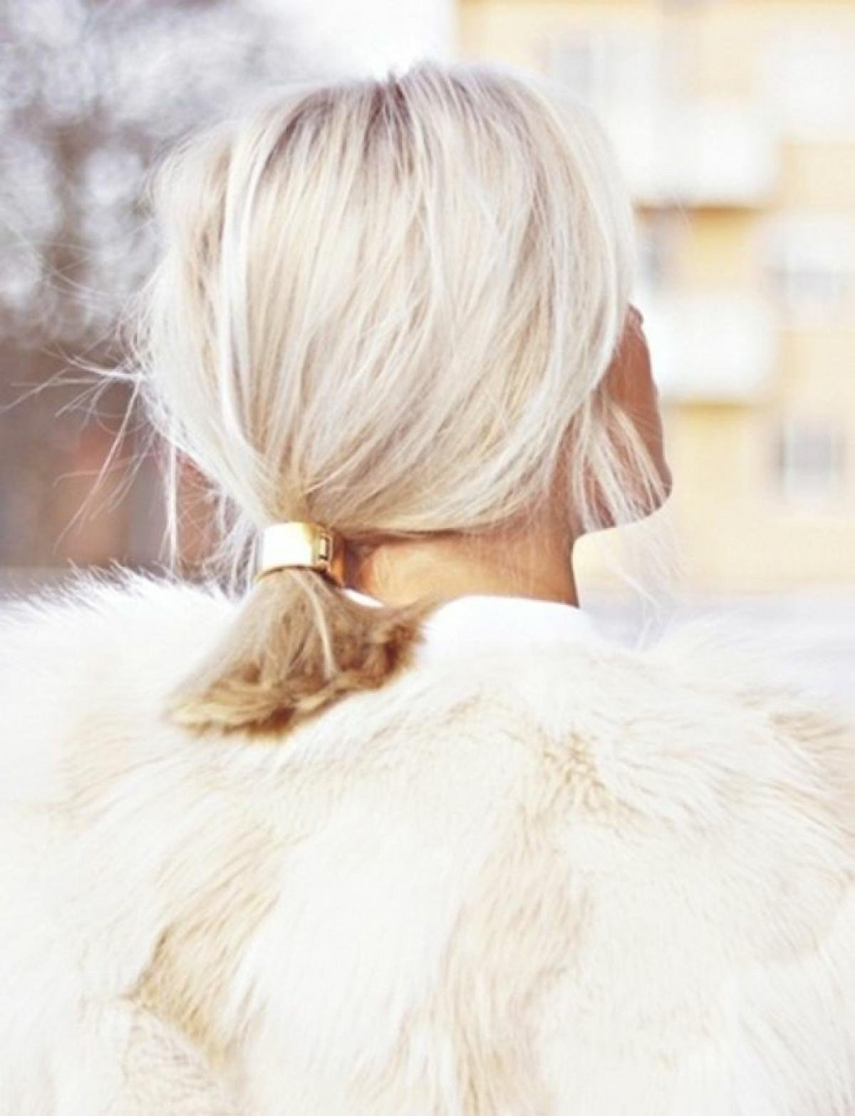 Блондинка с каре со спины