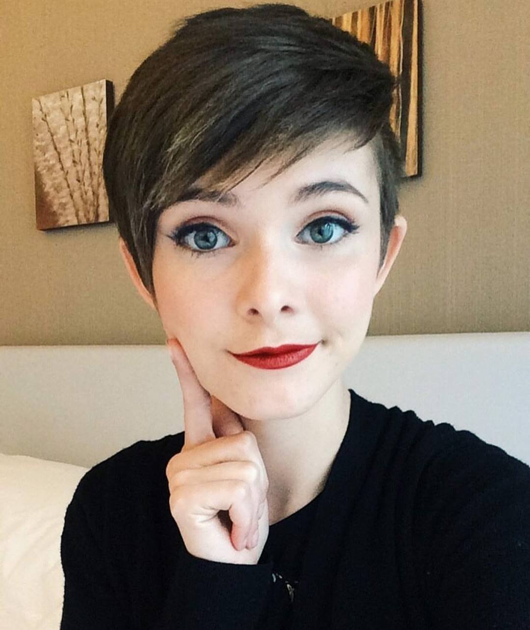 Стрижка Пикси-Боб на короткие волосы с челкой для полного лица