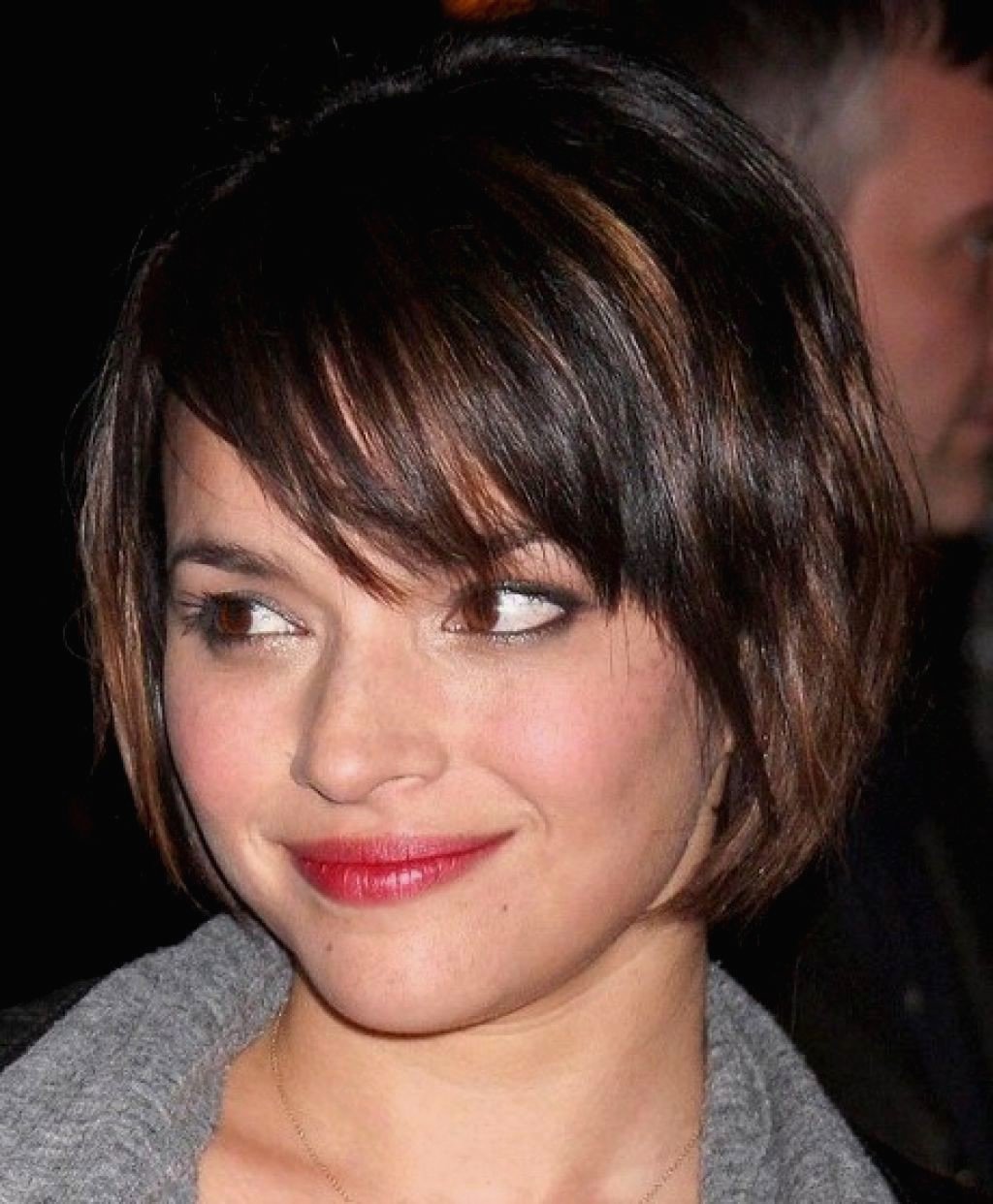 Короткие стрижки для квадратного лица женские