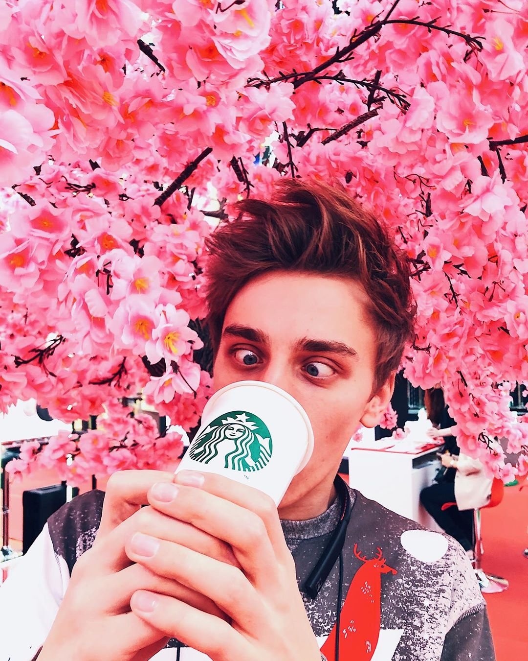 Парень перед зеркалом