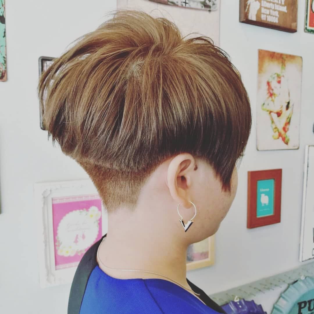 Стрижка горшок с выбритыми висками женская