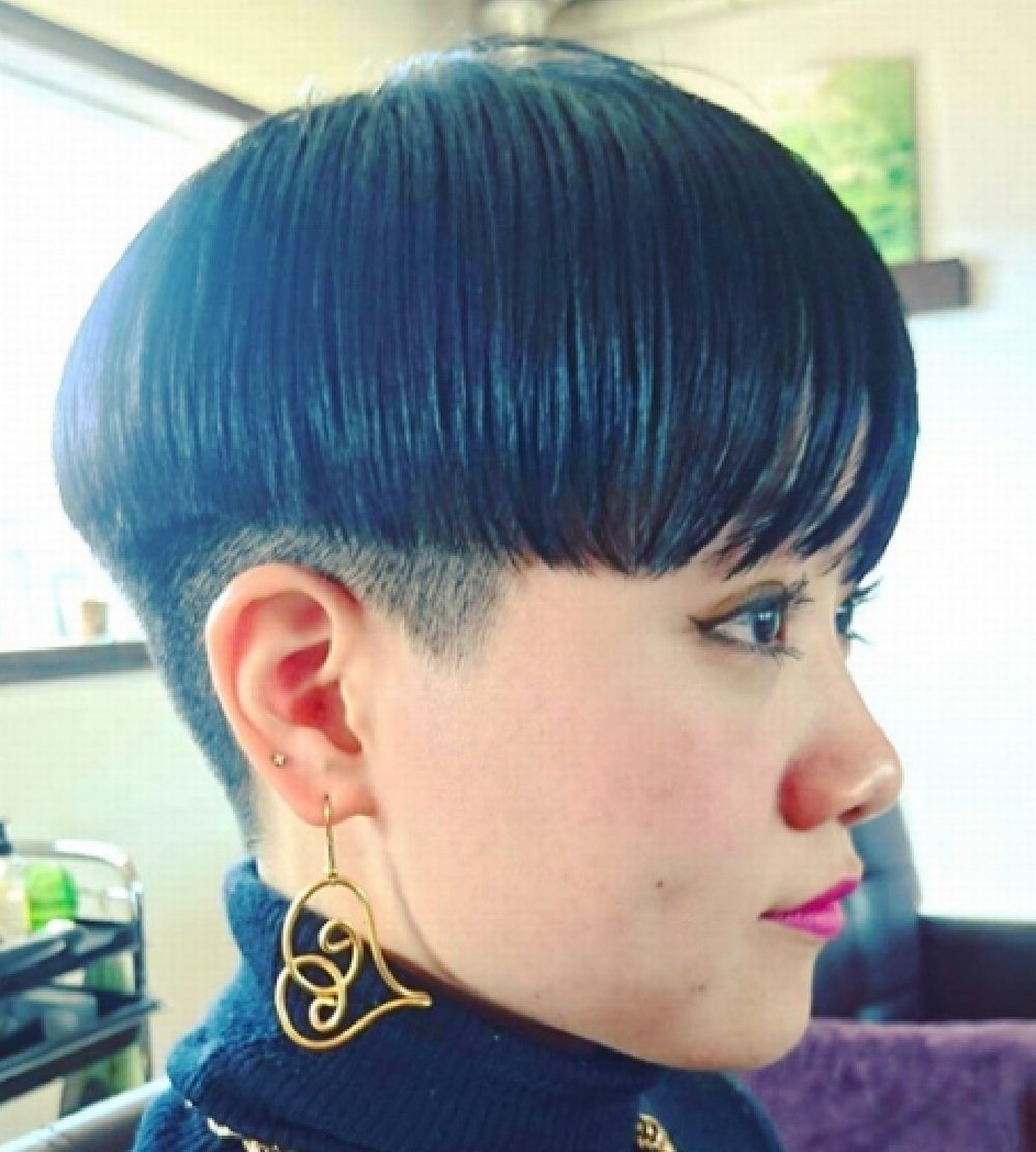 Прическа под горшок женская