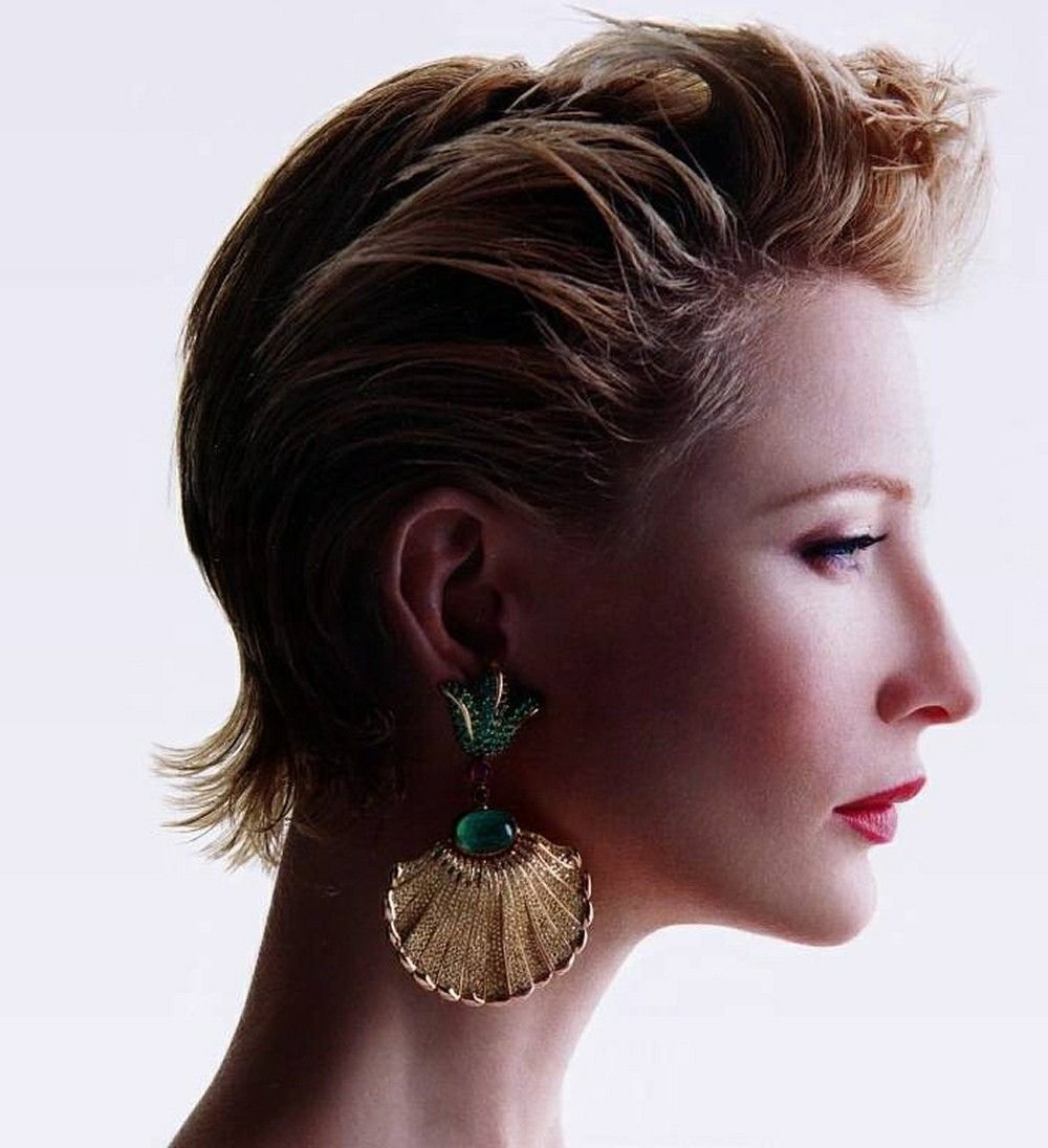 Зендая с гулькой