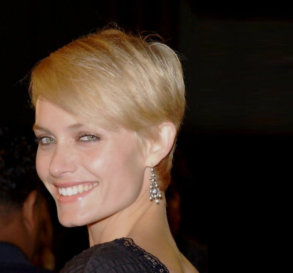 Серьги-кольца на девушках