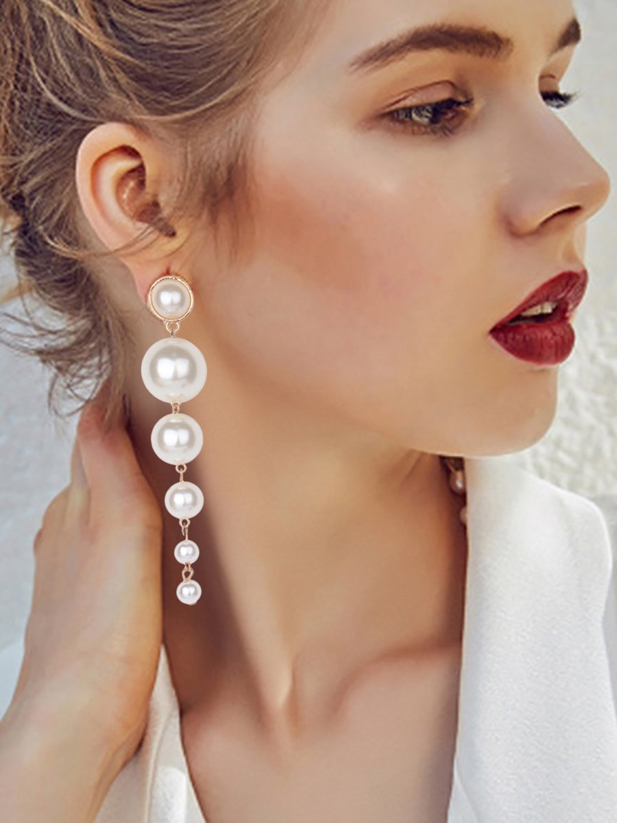 Серьги-кольца на девушках