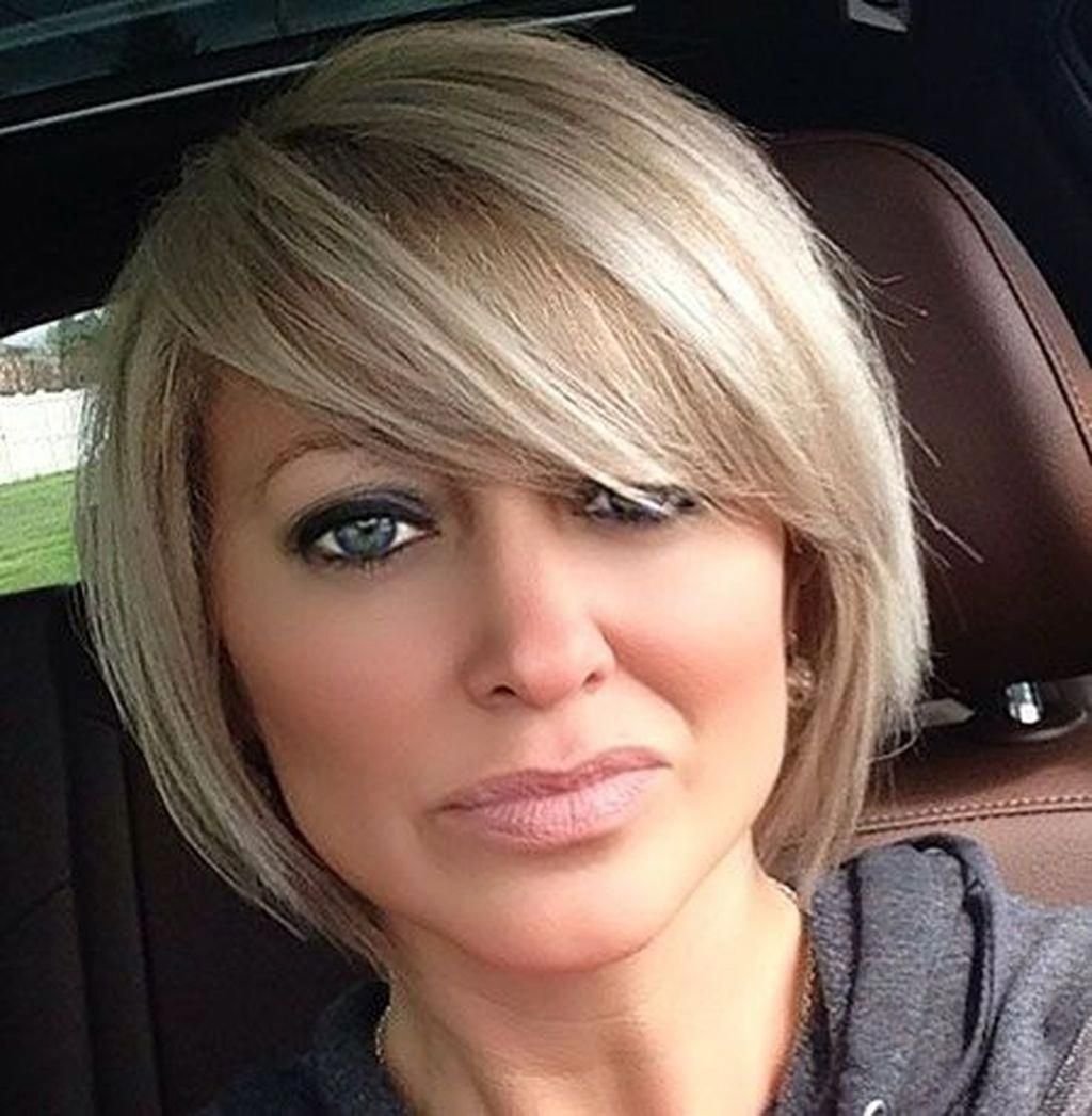 Короткие стрижки с косой челкой