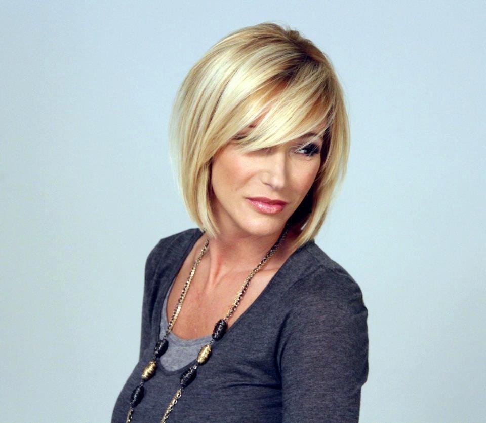 Каре-Боб с челкой на средние волосы с косой челкой