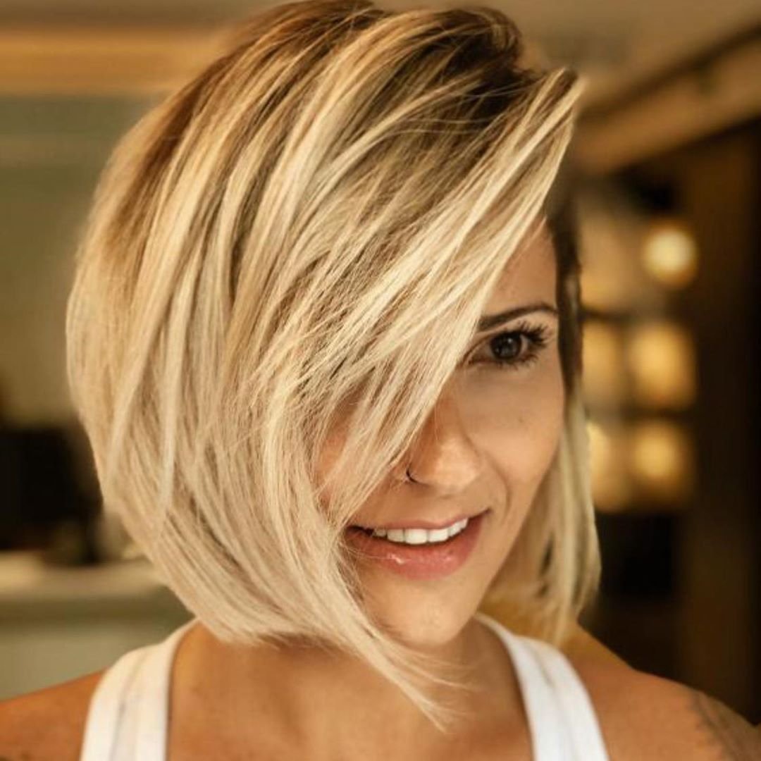 Стрижка Боб с косой челкой