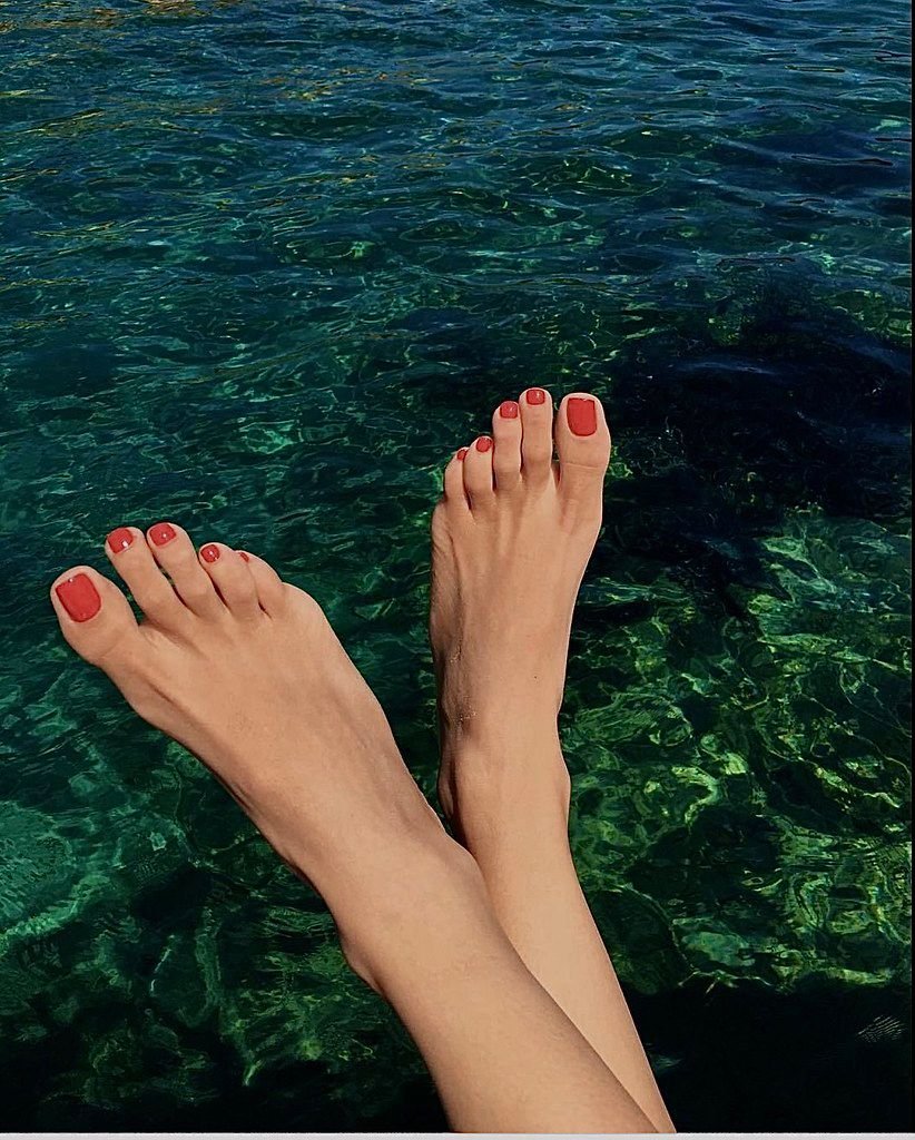 Elena Papavasileiou feet