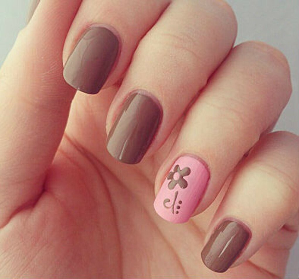 Маникюр коричневый с розовым